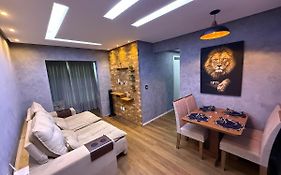 Apartamento Térreo Climatizado na Avenida Artêmia Pires Freitas